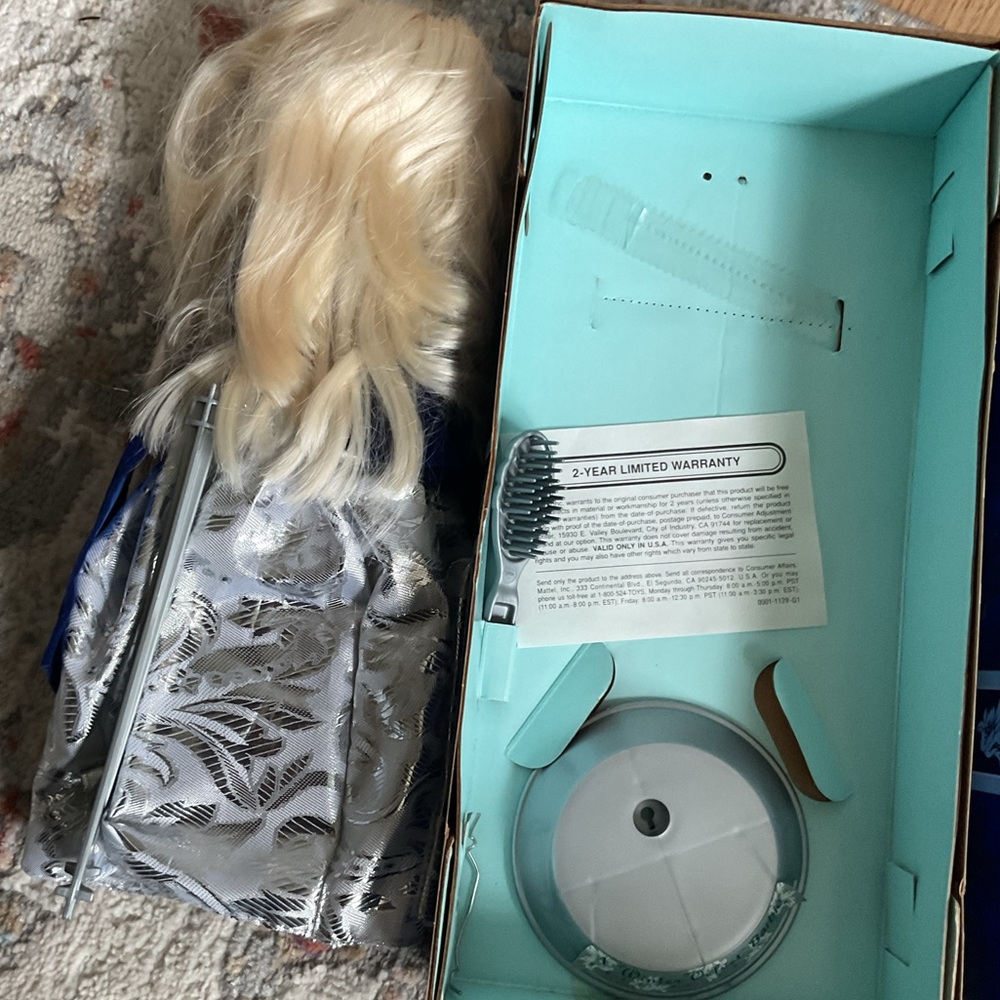 Vintage 1995 Avon Winter Velvet Barbie - Picture 6 of 7